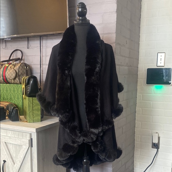 Stylish Black Cape with Faux Fur Trim - Picture 1 of 3